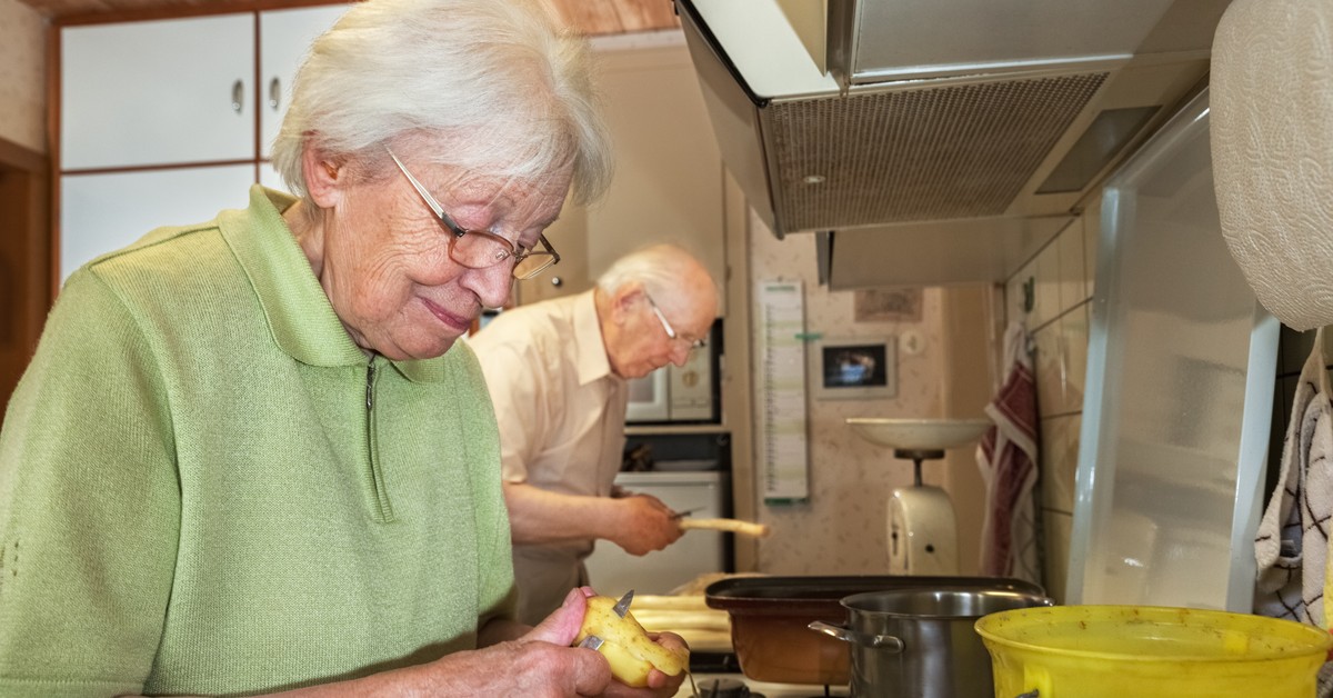 Seniorzy mogą liczyć na wsparcie w opłacaniu rachunków za prąd i gaz. Miesięczna dopłata wynosi ponad 300 zł