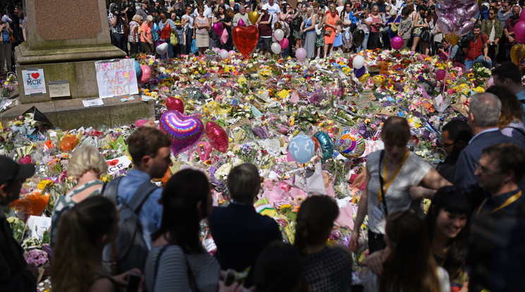 A merénylet óta több tízezer ember látogatott el a tragédia helyszínére, hogy mécsesekkel, virágokkal emlékezzenek a 22 halálos áldozatra/Fotó:AFP