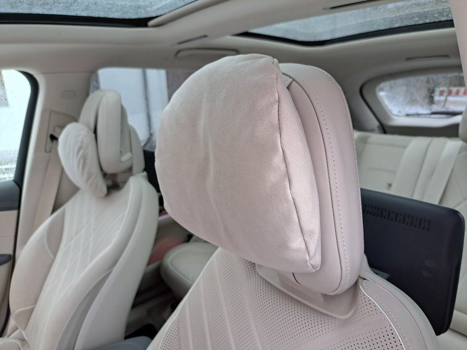 Mercedes EQS SUV - zagłówki foteli wyposazono w miękkie poduszeczki.