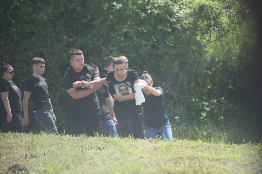 Rođaci na sahrani Jokića