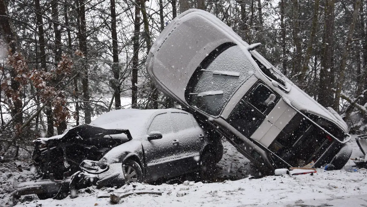 Na stojącego w rowie Seata wjechał Land Rover