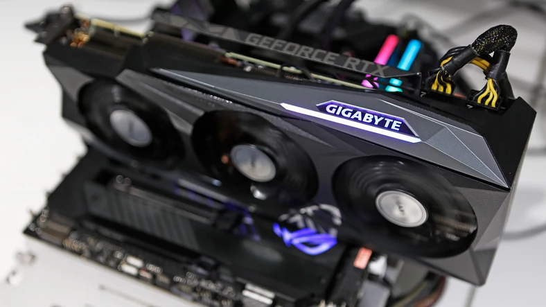 Gigabyte GeForce RTX 3090 GAMING OC 24G – karta cechuje się bardzo subtelnym podświetleniem RGB akcentu na krawędzi i logo producenta