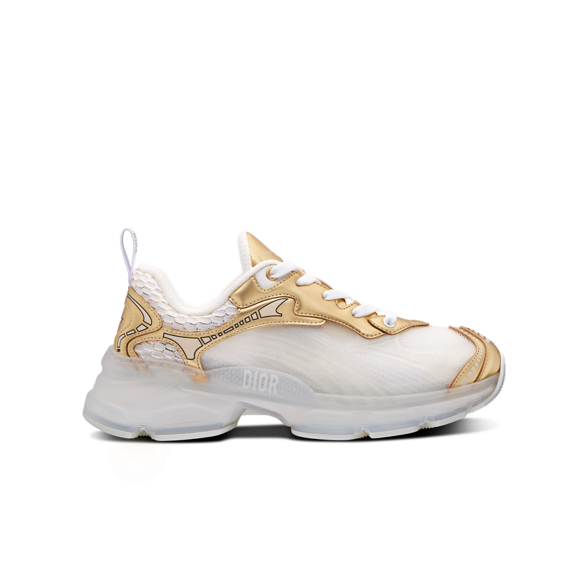 Sneakers de luxe rehaussés d’éléments dorés de Dior. 