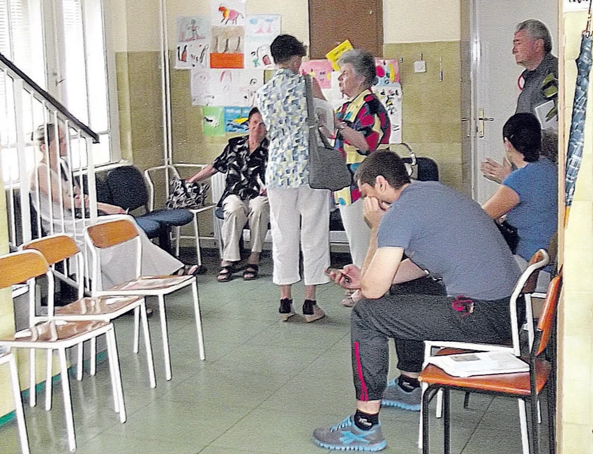 U okviru Doma zdravlja je 28 ambulanti, 15 u gradu i 13 u okolini