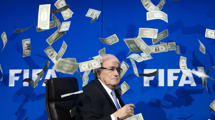 Sepp Blatter is ebbe bukott bele/Fotó: AFP