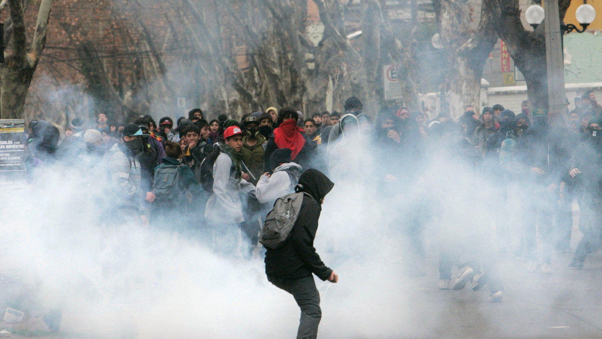 Studenci domagający się reform szkolnictwa wyższego starli się z policją na ulicach stolicy Chile, Santiago. Użyto gazu łzawiącego, armatek wodnych i oddziałów konnych do przełamania płonących barykad.