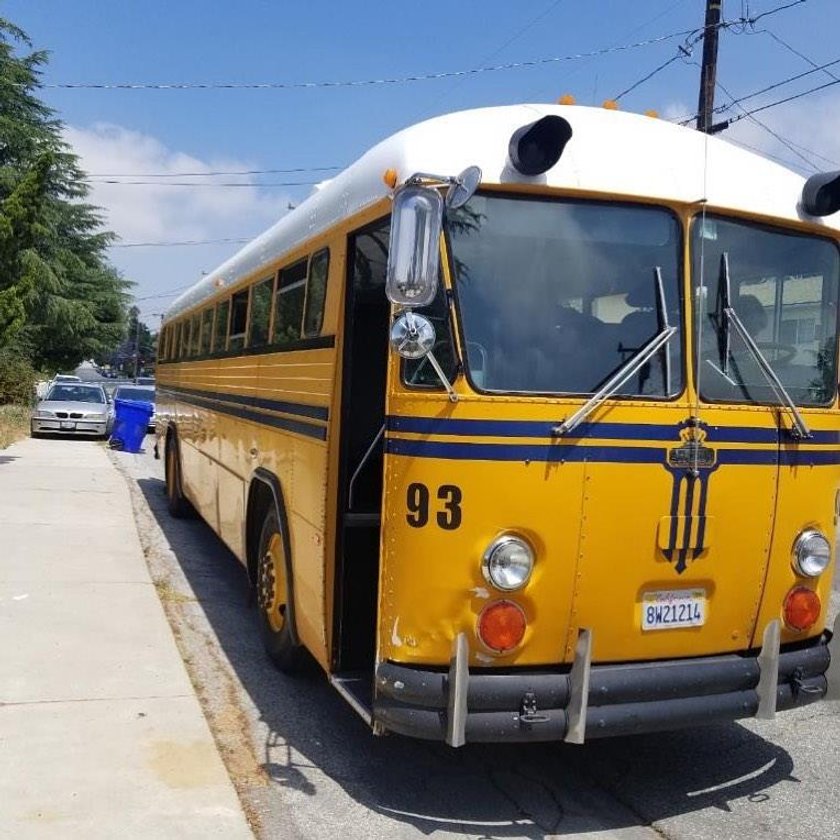 Przerobiły stary autobus na dom. Tanio nie było, ale wnętrze zachwyca 