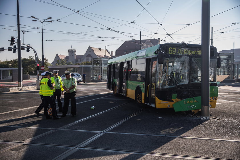 Kolejny wypadek miejskiego autobusu na rondzie Kaponiera