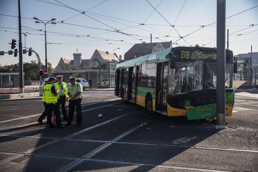 Wypadek autobusu na Rondzie Kaponiera. Są ranni