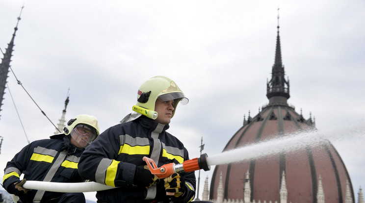 Tűzoltók az Országház tetőszerkezetén - Fotó: MTI Koszticsák Szilárd