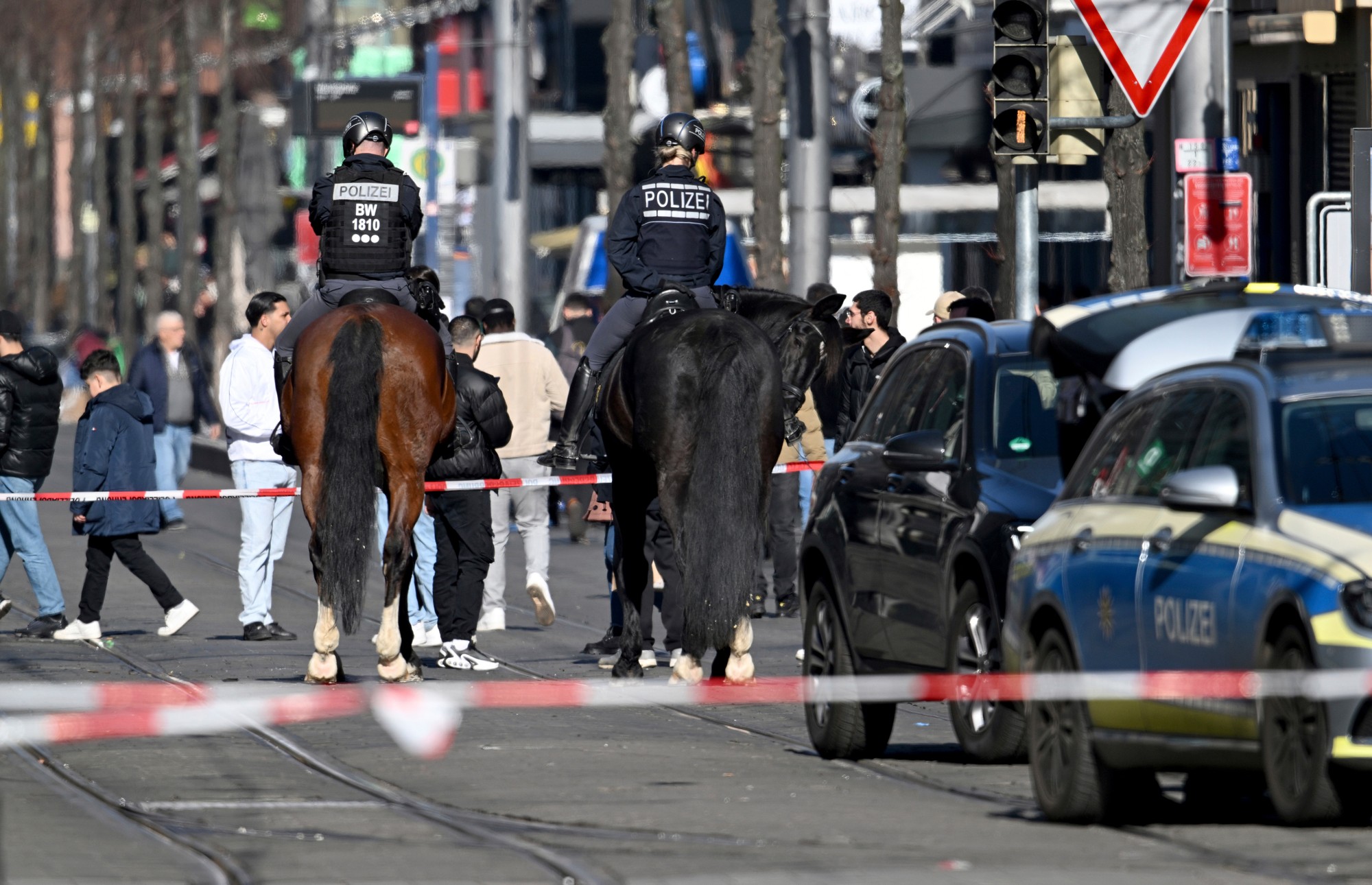 Na snímke príslušníci jazdnej polície zasahujú v centre západonemeckého mesta Mannheim.