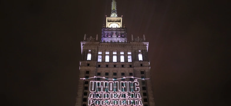 Wizerunek Andrzeja Poczobuta na fasadzie PKiN. Akcja solidarnościowa z Białorusinami [ZDJĘCIA]