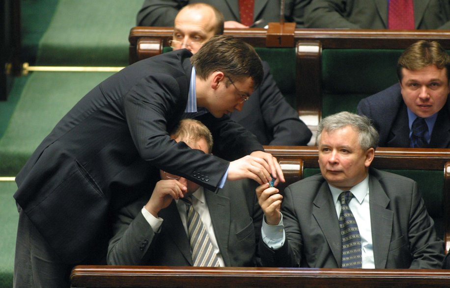 Zbigniew Ziobro i Jarosław Kaczyński na posiedzeniu Sejmu, 27 maja 2004 r.