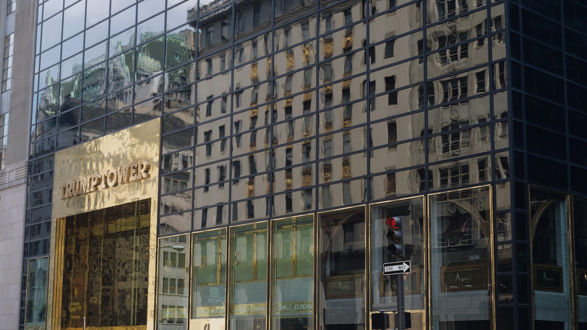 Horse-drawn carriage in front of Trump Tower entrance. New York city, USA.