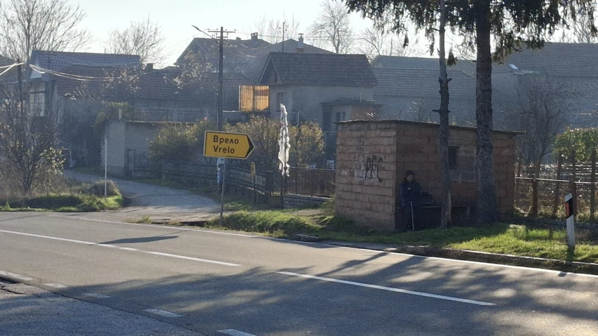 Autobusko stajalište na ulazu u selo Vrelo