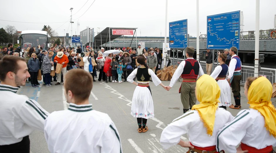 Gosti su bili oduševljeni srpskim narodnim običajima