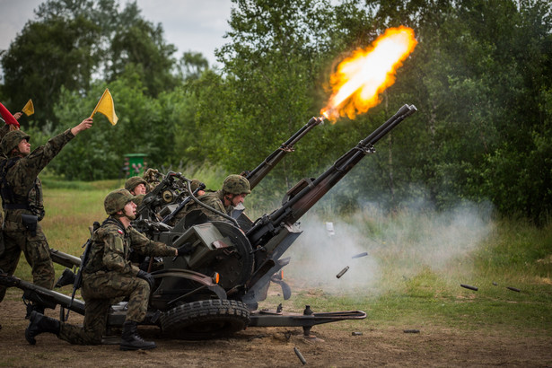 Kierownictwo MON i kadra dowódcza Sił Zbrojnych RP i NATO obserwują ćwiczenia poligonowe w pasie ćwiczeń ogniowych Wierzbiny w Orzyszu.