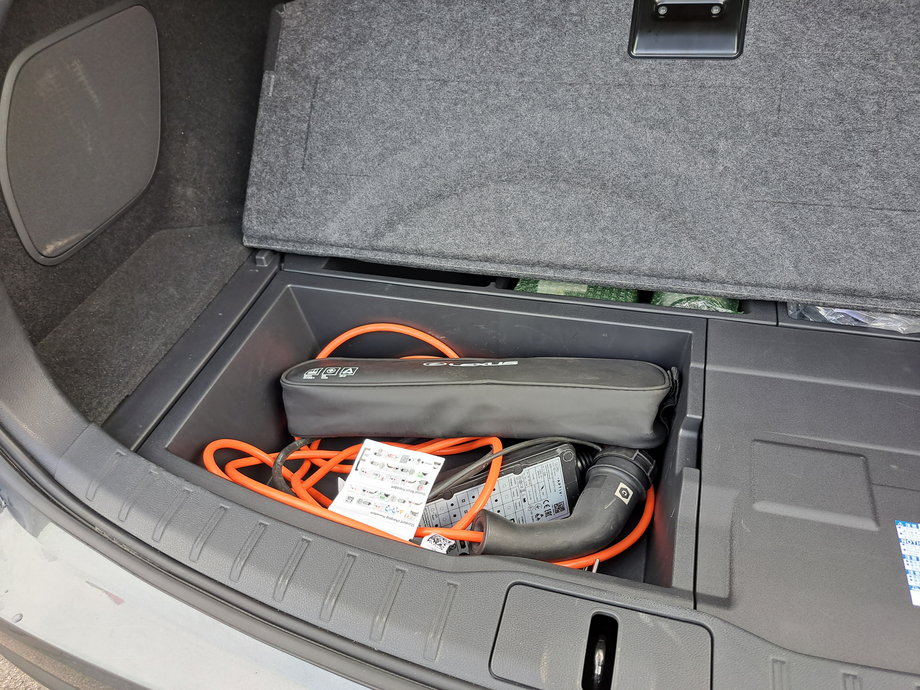 Lexus RX 450h+ - pod podłogą mamy przestrzeń na kable. Nie muszą się walać w bagażniku, zajmując miejsce głównej przestrzeni na pakunki.