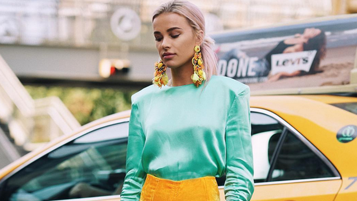 Maffashion była jedną z blogerek, która pojawiła się na Tygodniu Mody w Nowym Jorku.  Kolorowa stylizacja Julii Kuczyńskiej przypadła do gustu wielu zagranicznym, modowym serwisom, które umieściły Maff na liście najlepiej ubranych gości Fashion Weeka. Oprócz zielonej bluzki i żółtej spódnicy w stylizacji Maff uwagę przyciągały wiszące kolczyki w żółtym kolorze. Długie, wiszące kolczyki w dalszym ciągu są hitem wśród biżuteryjnych dodatków. Zobaczcie nasze propozycje.