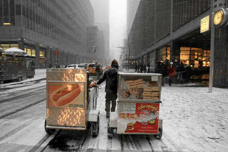 Zima w Nowym Jorku. Na zdjęciu sprzedawca hotdogów i zimnych napojów