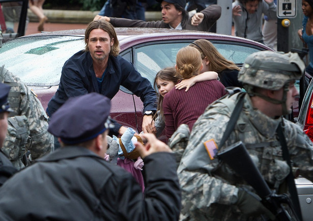 "World War Z" już się rozpoczęła - zobacz, jak Brad Pitt ratuje świat przed zombie!