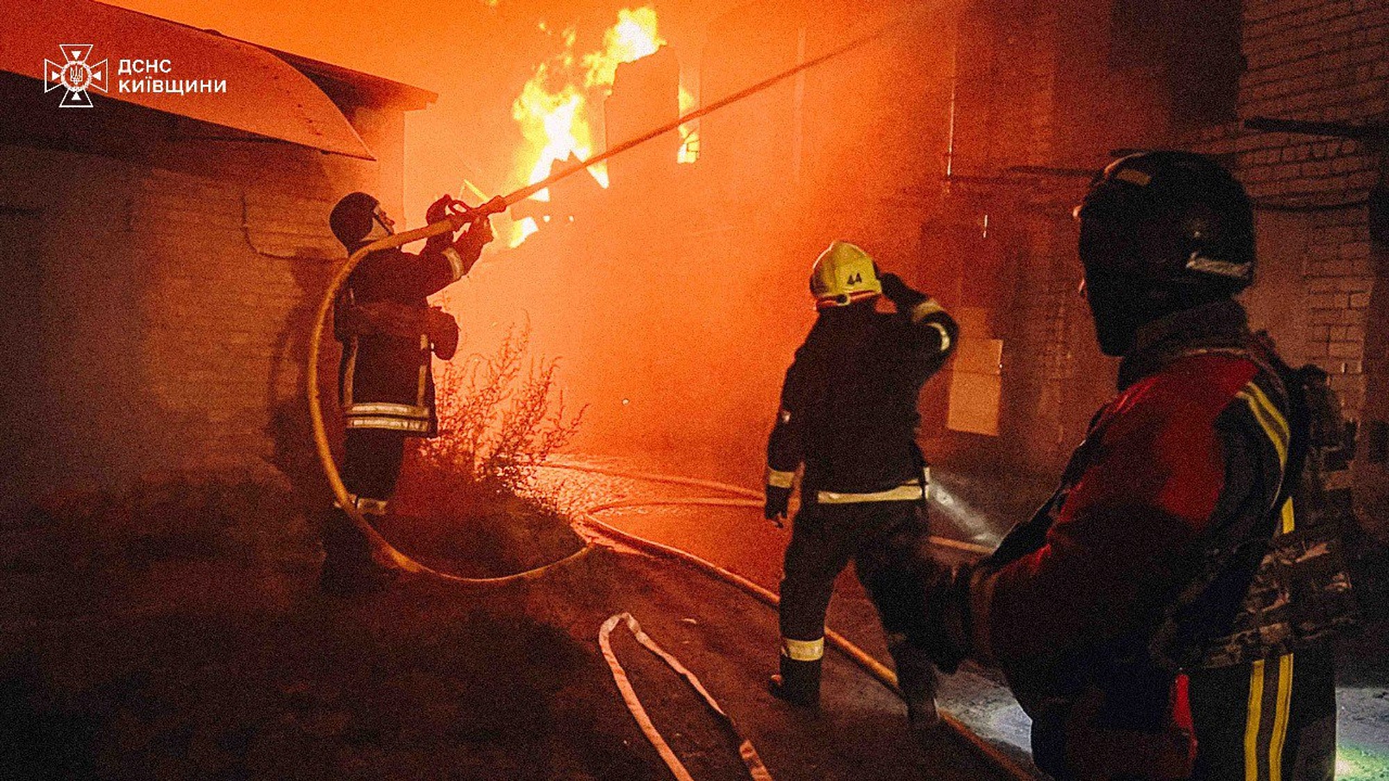 Boj s požiarom po ruskom útoku v Kyjevskej oblasti.