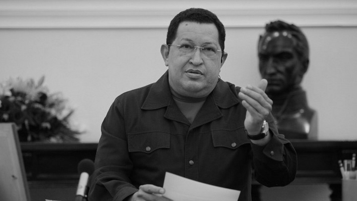 Prezydent Wenezueli Hugo Chavez zmarł wczoraj w szpitalu wojskowym w Caracas. Przegrał walkę z rakiem, z którym zmagał się od połowy 2011 roku. O jego śmierci poinformował wiceprezydent Nicolas Maduro, który przejmie tymczasowo obowiązki głowy państwa.