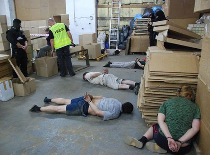 CBŚ zlikwidowało nielegalną fabrykę papierosów w Kuźnicy Piastowskiej na Śląsku