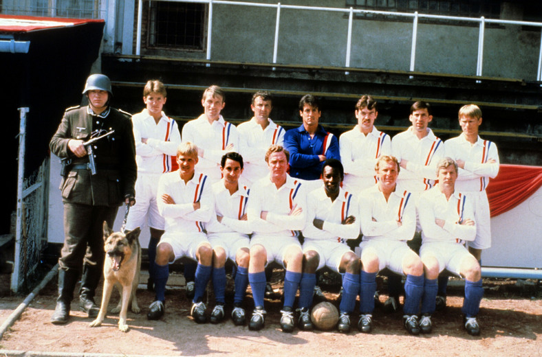 Kazimierz Deyna (drugi od prawej w górnym rzędzie), Sylvester Stallone (czwarty od prawej w górnym rzędzie, w niebieskiej koszuli), Pele (trzeci od prawej w dolnym rzędzie)