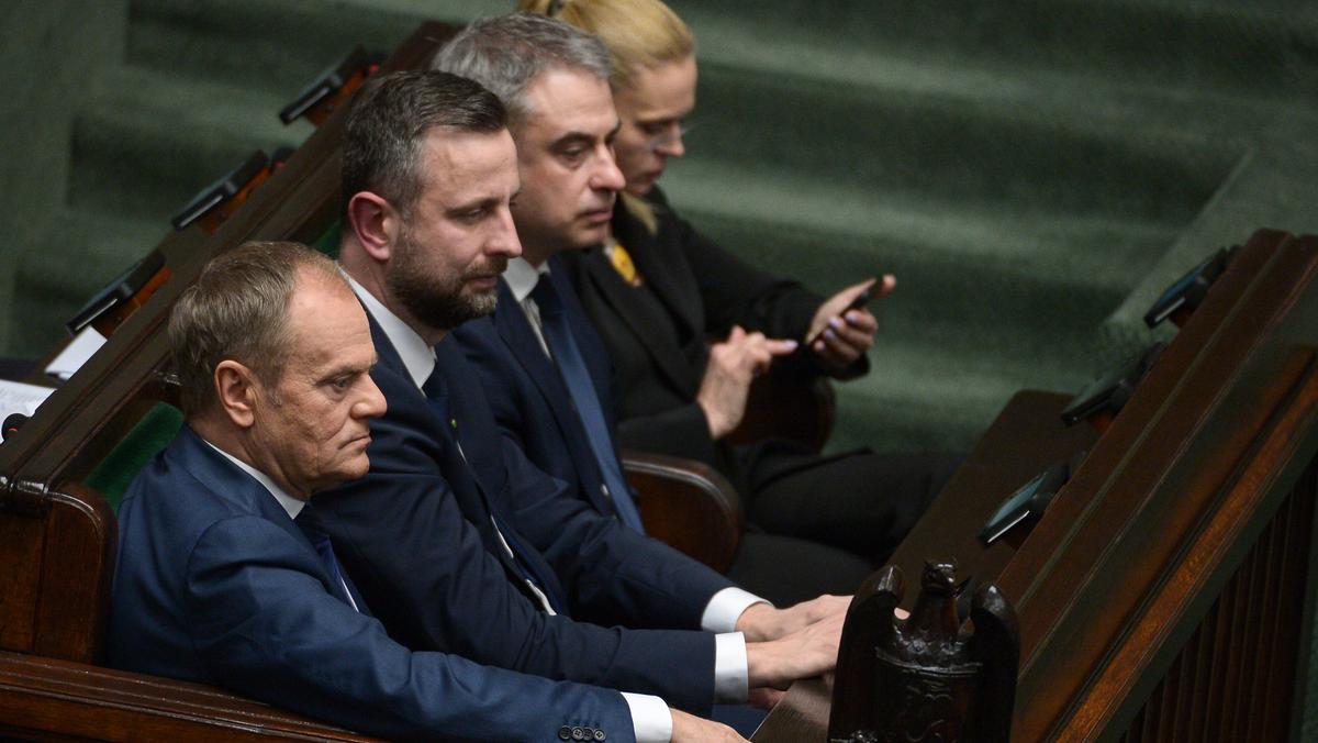 Koalicja trzyma się razem? Donald Tusk, Władysław Kosiniak-Kamysz, Krzysztof Gawkowski i Barbara Nowacka na sali obrad Sejmu.