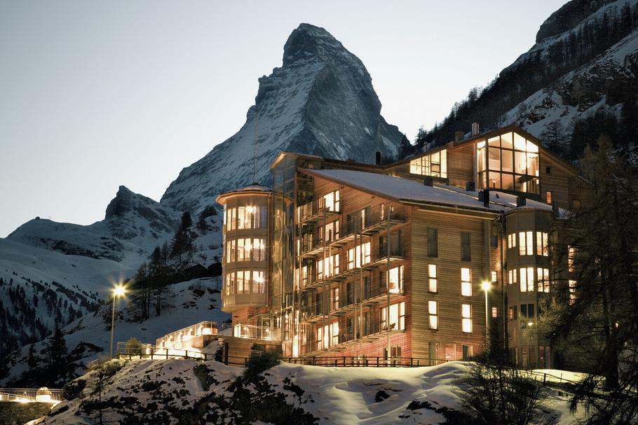 Zermatt, Szwajcaria. Miasteczko u podnóża Matterhorn (4478 m n.p.m.) oferuje wiele butikowych hoteli, w których można się skryć przed światem