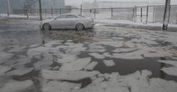 Stany Oblodzone. Woda wlała się na ulice, po czym... zamarzła [ZDJĘCIA]