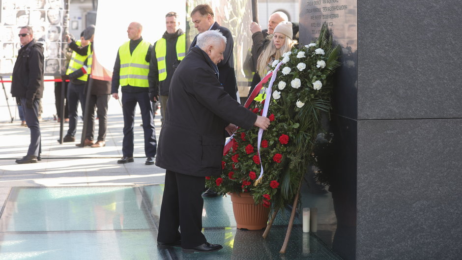Jarosław Kaczyński podczas uroczystości przed Pomnikiem Ofiar Tragedii Smoleńskiej na placu Piłsudskiego w Warszawie