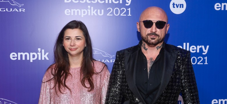 Patryk Vega na planie filmowym odcina aktorów od telefonów. Jaką karę płacą?