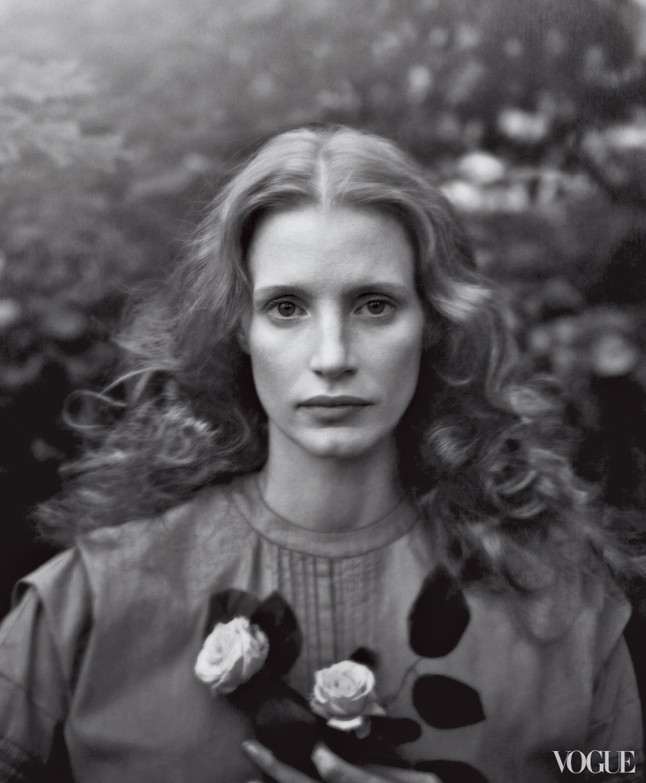 Julia Margaret Cameron egyik képe inspirálta ezt a fotót, melyen a színésznő szürke Band of Outsiders ruhát visel.