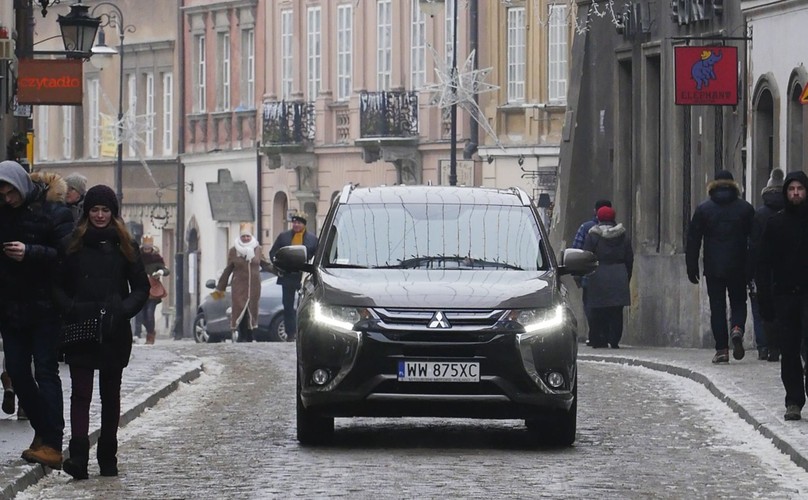Mitsubishi Outlander PHEV 2016