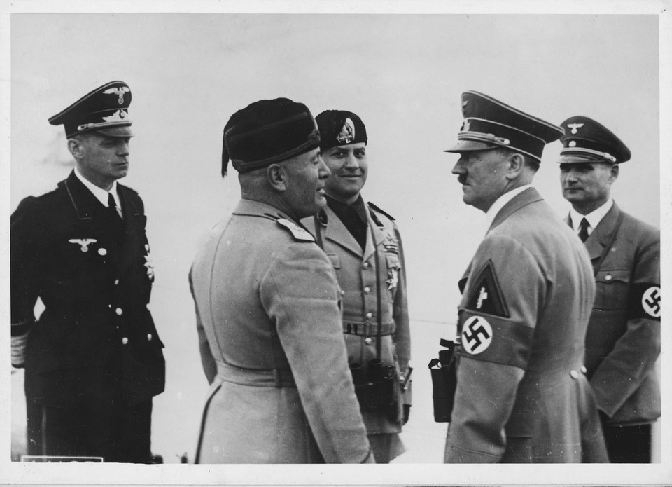 Adolf Hitler rozmawia z Mussolinim. Po prawej Rudolf Hess