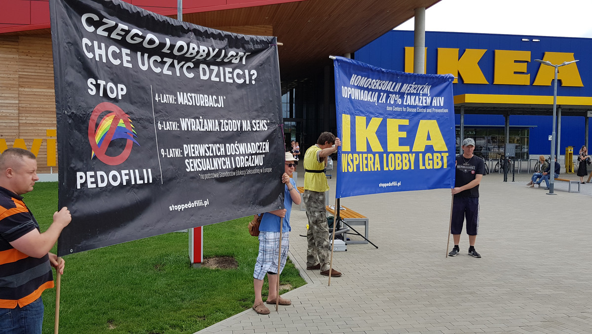 Kilka osób z Fundacji Pro-Prawo do Życia protestowało dziś przed sklepem IKEA w Lublinie. Kupujących witały przed wejściem banery z hasłami odnoszącymi się do LGBT. To forma sprzeciwu wobec zwolnienia pracownika sklepu, który na wewnętrznym forum firmy cytował Pismo Święte.