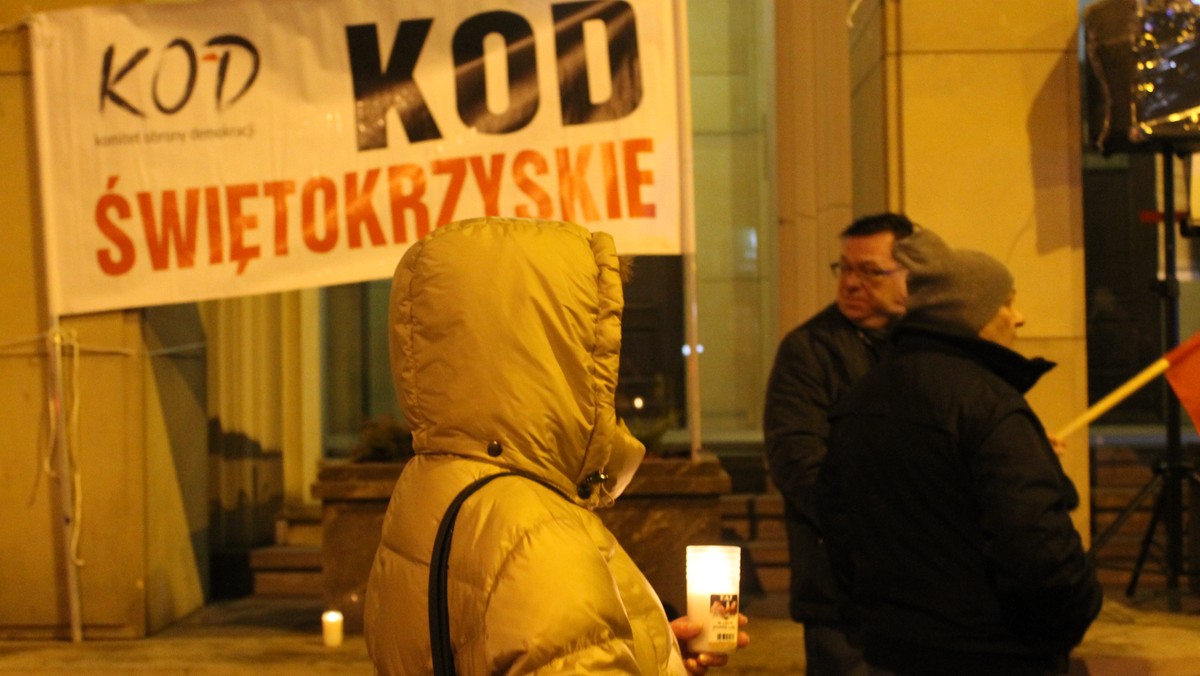 "Łańcuch świateł – łańcuch ludzi". Pod takim hasłem dziś wieczorem w całym kraju odbędą się kolejne protesty organizowane przez Komitet Obrony Demokracji. Manifestacje w obronie niezależnego sądownictwa i ordynacji wyborczej odbędą się też m.in. w Kielcach, Starachowicach i Ostrowcu Świętokrzyskim.