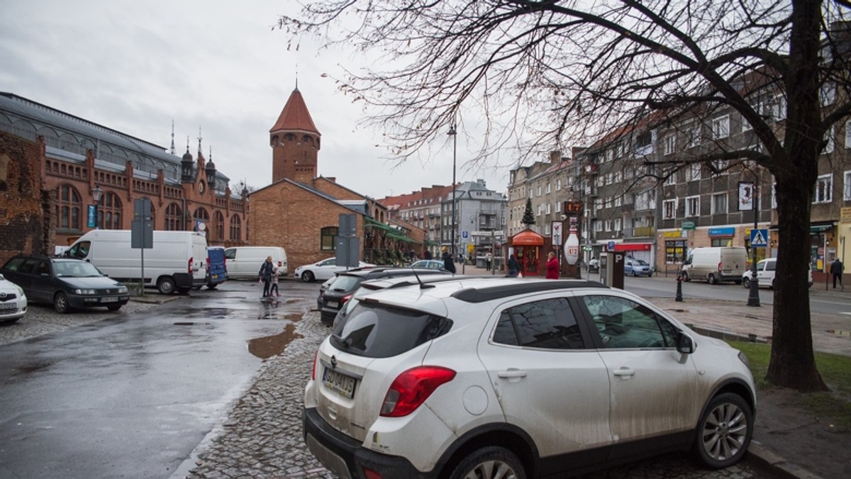 Projekt, który dotyczy fragmentu ulicy Lawendowej w Gdańsku, nosi nazwę: "Parking Odpowiedzialny Społecznie". Opłaty za parkowanie pobierać będą podopieczni Towarzystwa Pomocy Brata Alberta z Nowego Portu. Jak tłumaczą inicjatorzy całej akcji, chodzi o aktywizacje osób, które znajdują się w trudnym położeniu.