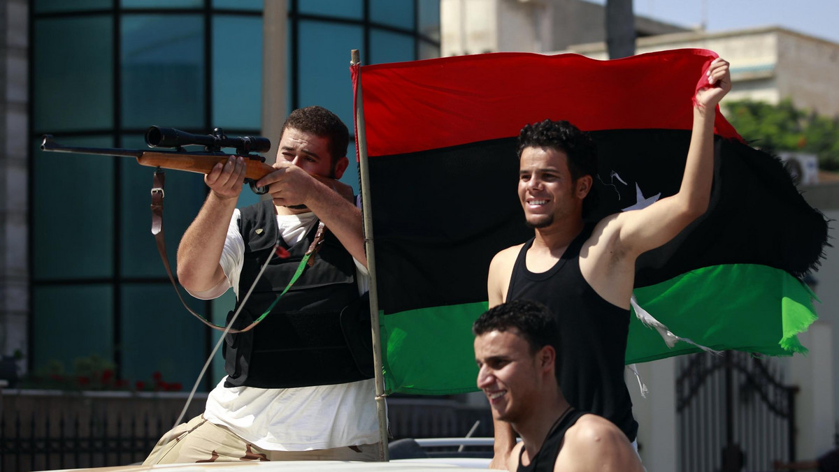 Upadek reżimu Muammara Kaddafiego wydaje się coraz bliższy. Stolica Libii była w dzisiaj niemal całkowicie kontrolowana przez powstańców. Powstańcza Narodowa Rada Libijska (NRL) czyni przygotowania do przeniesienia się z Bengazi do Trypolisu. Reuters poinformował, że schwytany został trzeci syn dyktatora - Saadi. Nie wiadomo, gdzie przebywa sam Kaddafi. Powstańcy przejęli kontrolę nad siedzibą libijskiej telewizji państwowej w Trypolisie. Telewizja Al-Dżamahirija, głos reżimu Muammara Kaddafiego, przestała nadawać program.