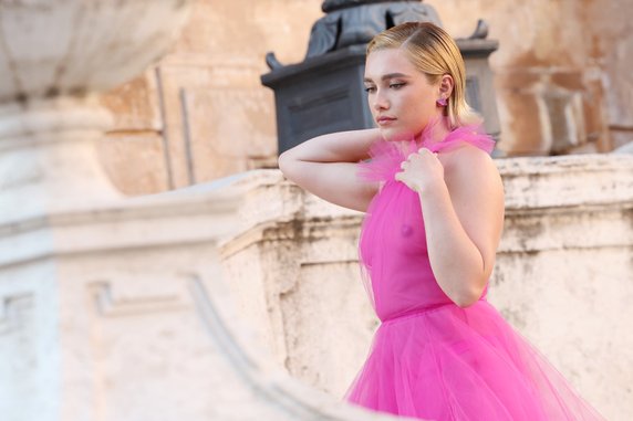 Florence Pugh na pokazie mody Valentino w Rzymie