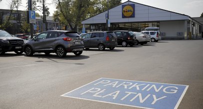 Parkujesz pod Biedronką lub Lidlem? Miej się na baczności