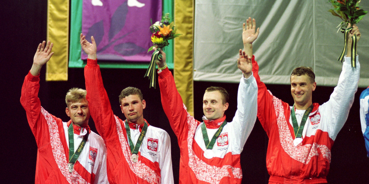 Polscy szermierze (Adam Krzesiński z prawej) zdobyli srebrne medale w Atlancie.