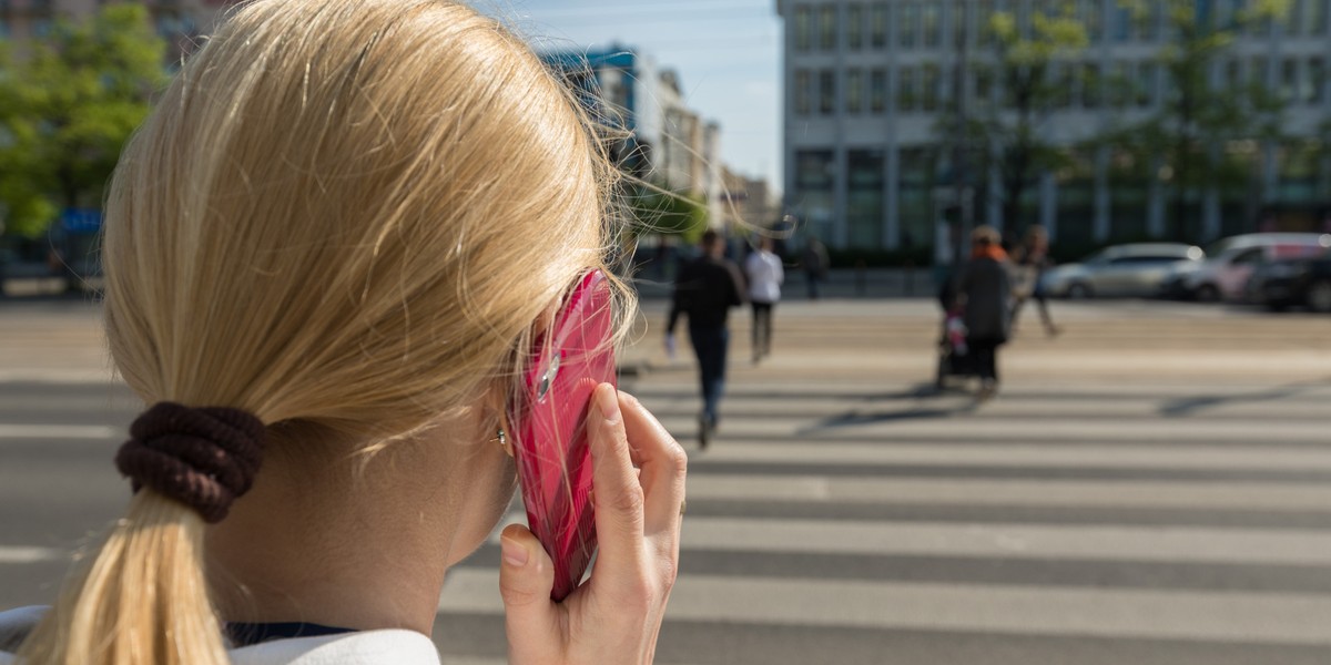 Operator może naliczyć dodatkową opłatę z tytułu roamingu w przypadku stwierdzenia niestandardowego lub niewłaściwego korzystania przez klientów z usług roamingu.