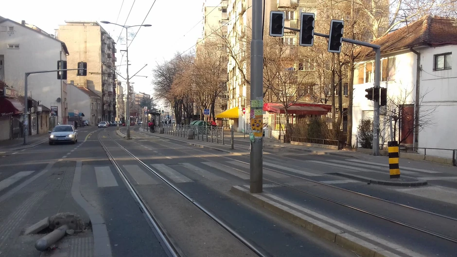 Semafori u Vojvode Stepe kod broja 266 i stub koji je srušen prošle godine