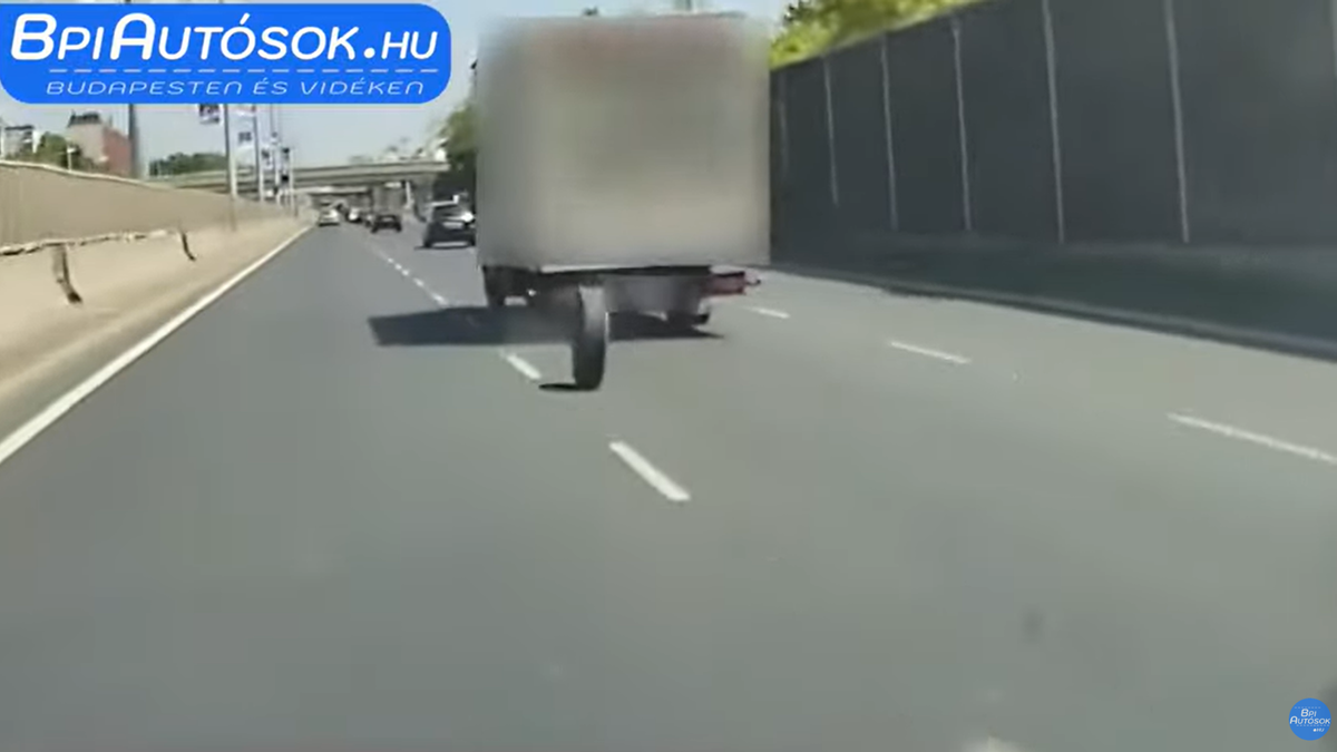 Egymás után szabadultak el egy kisteherautó kerekei az M3-ason: videón a döbbenetes jelenet