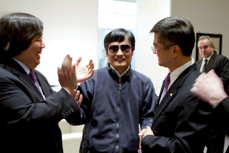 <b>9. Chen Guangcheng</b>, niewidomy chiński dysydent<br>
Na liście znalazł się za pokazanie Chinom czym jest litera prawa.