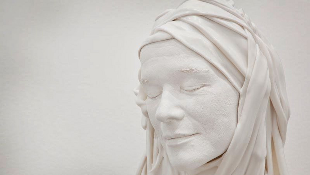 W Muzeum Współczesnym we Wrocławiu zaprezentowanych zostało 38 rzeźb z polietylenu, wykorzystywanego m.in. do produkcji protez. Wszystkie to wizerunki chętnych, którzy w ramach projektu "Almech" zgodzili się na wykonanie odlewu twarzy.