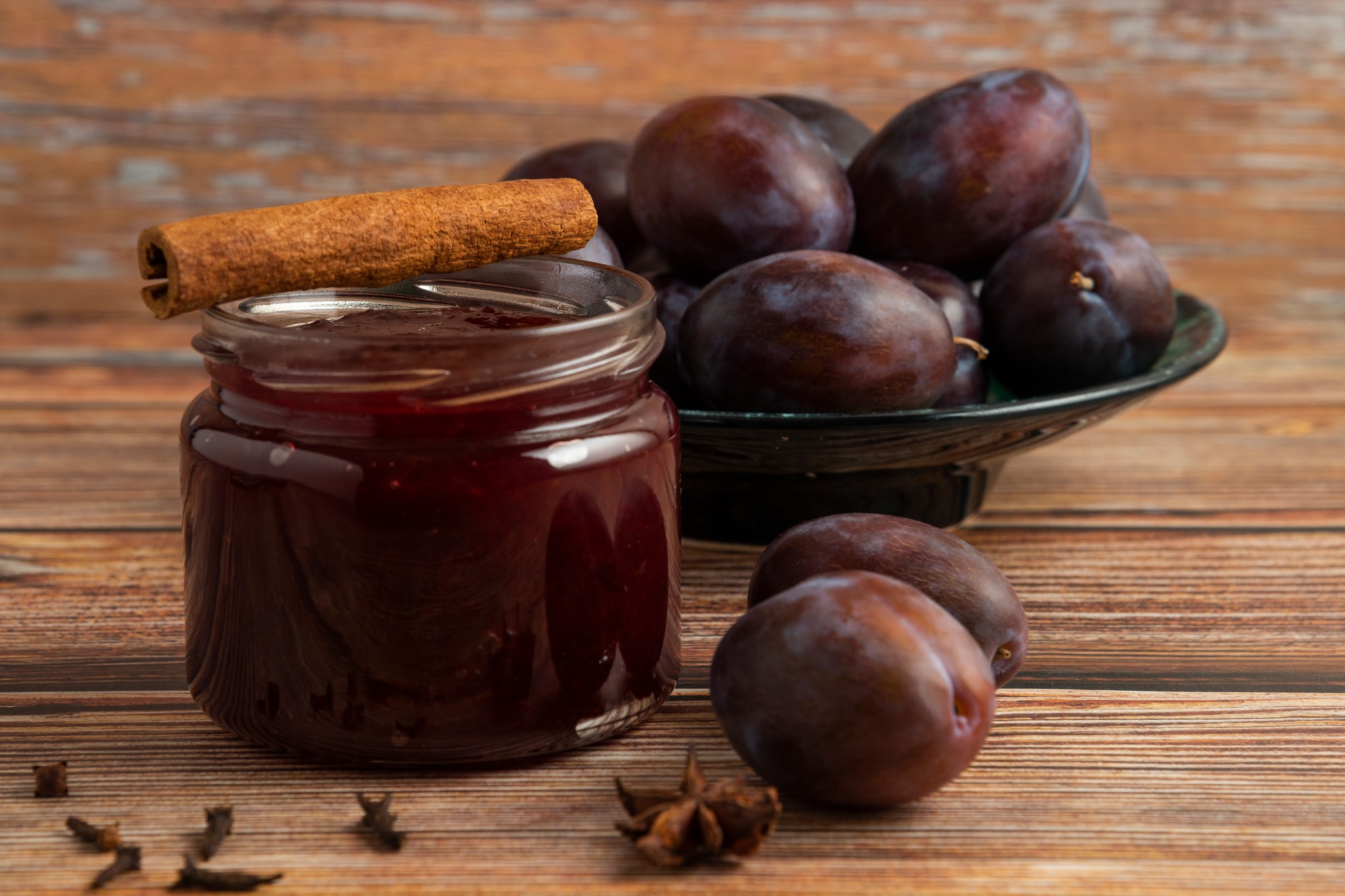 Aromatická slivková omáčka spája sladkú chuť ovocia s výrazným korením.